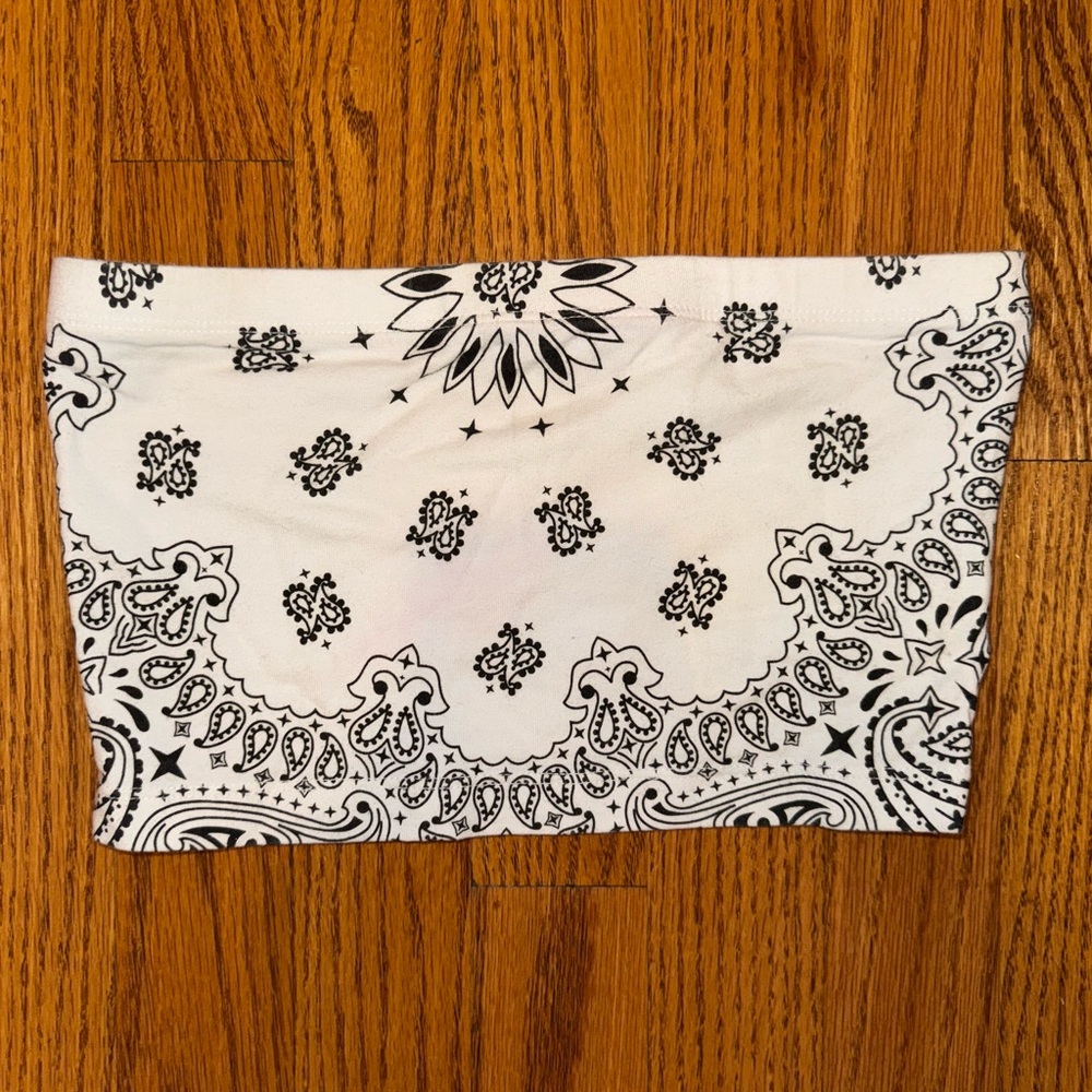 Forever 21 Black and White Bandana Print Crop Top